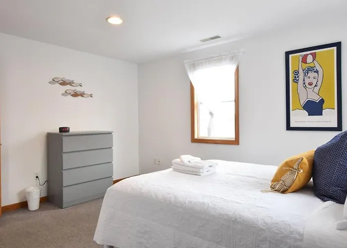 12216 - Beautiful Views Of Cape Cod Bay Access To Private Beach Easy Access To P-Town